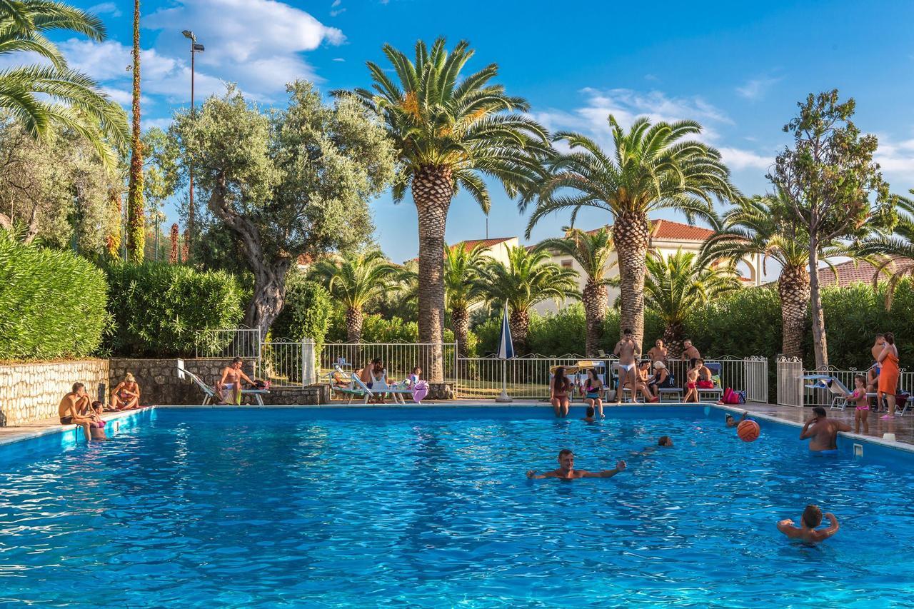 Club Residence La Castellana ベルヴェデーレ・マリッティモ エクステリア 写真