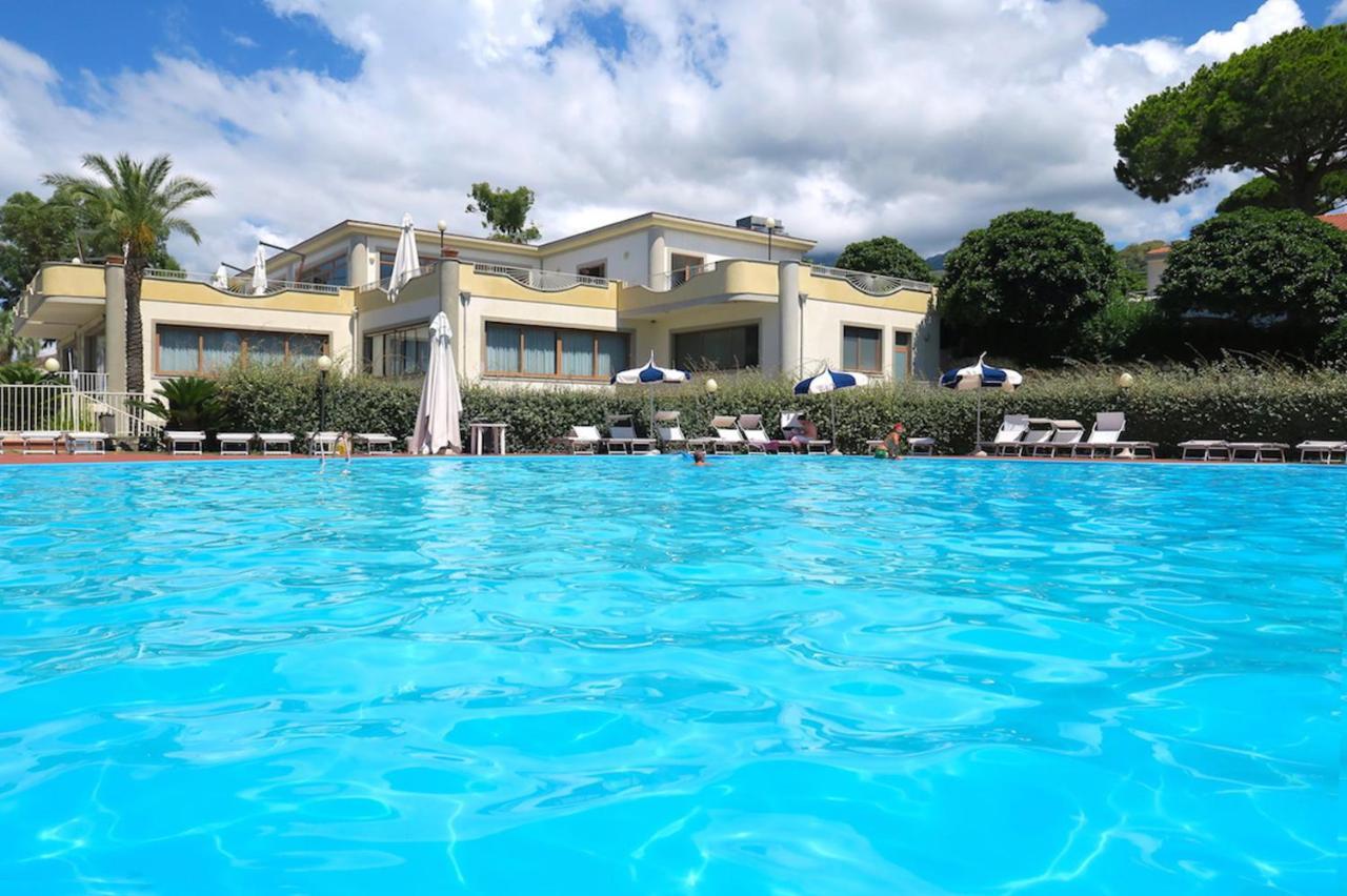 Club Residence La Castellana ベルヴェデーレ・マリッティモ エクステリア 写真